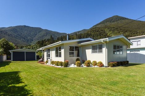 Photo of property in 20 Renata Road, Okiwi Bay, 7193