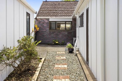 Photo of property in 1 Fairview Place, Westown, New Plymouth, 4310