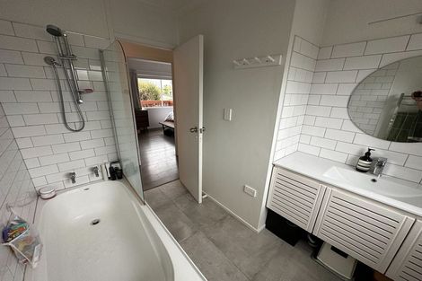 Photo of property in 3 Sispara Place, Beach Haven, Auckland, 0626