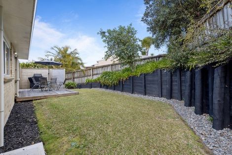 Photo of property in 2/8 Bronzewing Terrace, Unsworth Heights, Auckland, 0632