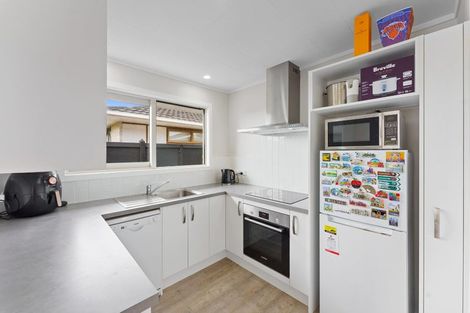 Photo of property in 17 Rewarewa Crescent, Waikanae, 5036