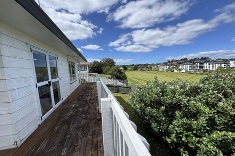 Photo of property in 14 Wren Place, Unsworth Heights, Auckland, 0632