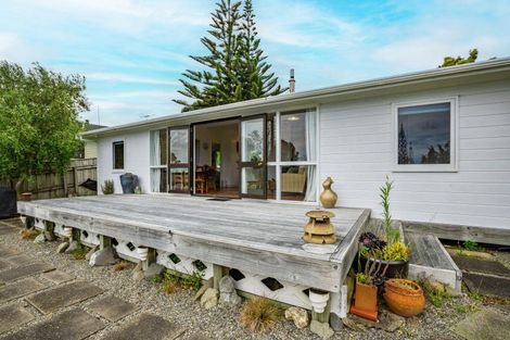 Photo of property in 42 Queens Road, Waikanae Beach, Waikanae, 5036