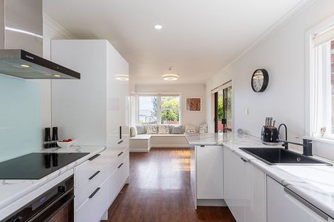 Photo of property in 16 Griffiths Grove, Newlands, Wellington, 6037