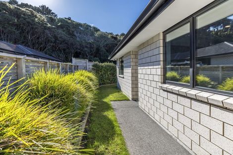 Photo of property in 6 Mooring Close, Whitby, Porirua, 5024