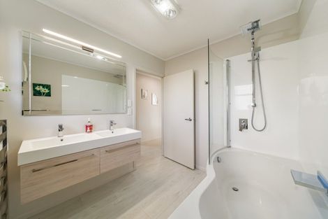 Photo of property in 7 Pokohiwi Road, Normandale, Lower Hutt, 5010