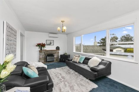 Photo of property in 25 Brooker Grove, Newlands, Wellington, 6037