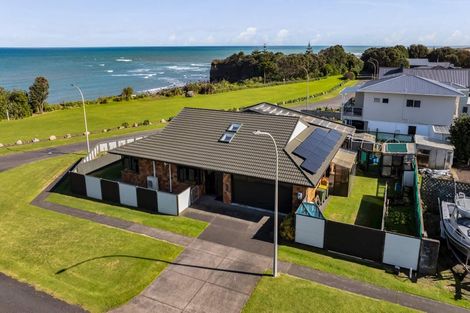 Photo of property in 2 Heaphy Road, Opunake, 4616