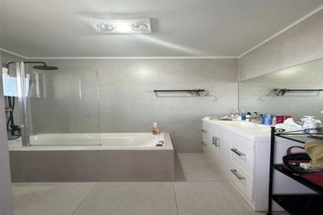 Photo of property in 46 Target Road, Totara Vale, Auckland, 0629