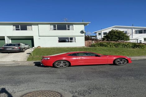 Photo of property in 32 Colchester Crescent, Newlands, Wellington, 6037