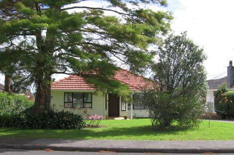 Photo of property in 19 Kirrie Avenue, Te Atatu South, Auckland, 0610
