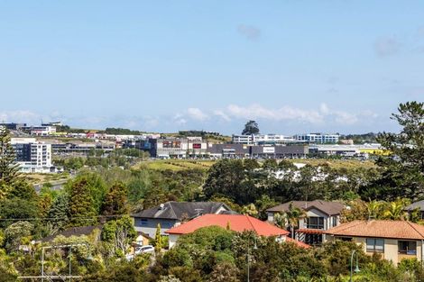 Photo of property in 15a Living Stream Road, Albany Heights, Auckland, 0632