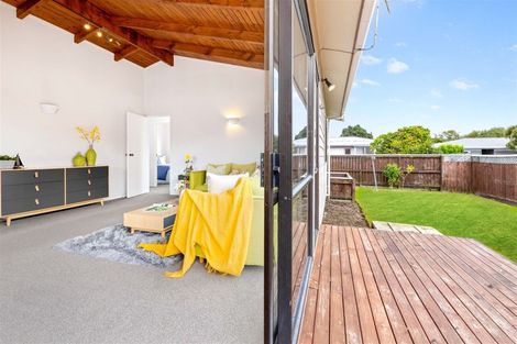 Photo of property in 2a Rixon Place, Te Atatu Peninsula, Auckland, 0610