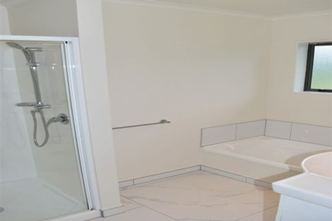 Photo of property in 37 Waikawa Beach Road, Manakau, Levin, 5573