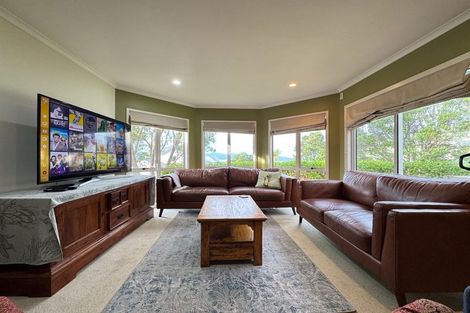 Photo of property in 49 Dress Circle, Newlands, Wellington, 6037