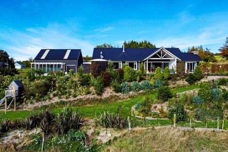 Photo of property in 98 Loch Views Road, Acacia Bay, Taupo, 3385