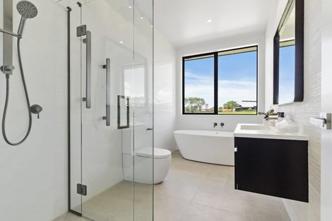 Photo of property in 5 Codlin Road, Waiuku, 2683