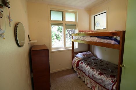 Photo of property in 2 Moana Street, Kaka Point, 9271