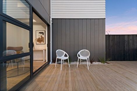 Photo of property in 21e Neal Avenue, Glenfield, Auckland, 0629