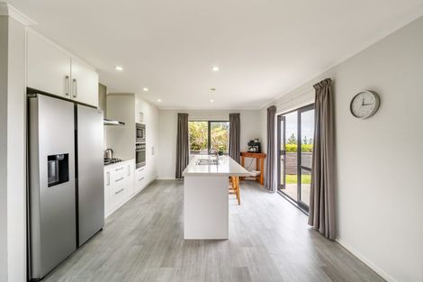 Photo of property in 5 Mckenzie Way, Timberlea, Upper Hutt, 5018