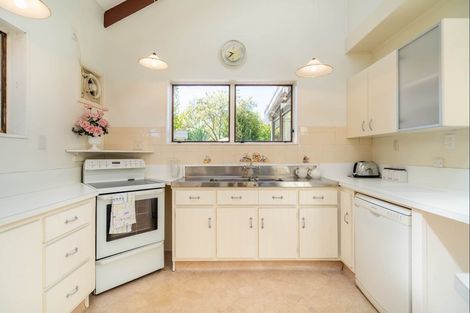 Photo of property in 10 Rewarewa Crescent, Waikanae, 5036