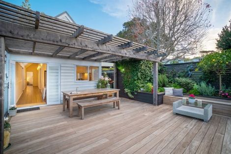 Photo of property in 27 Le Roy Terrace, Birkenhead, Auckland, 0626