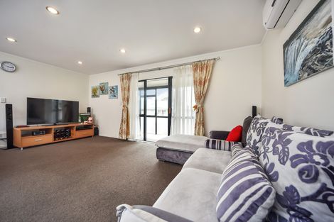 Photo of property in 2a Beazley Place, Glendene, Auckland, 0602