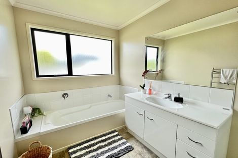 Photo of property in 25 Mcewen Crescent, Riverstone Terraces, Upper Hutt, 5018