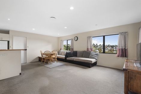 Photo of property in 2/14 Target Road, Totara Vale, Auckland, 0629