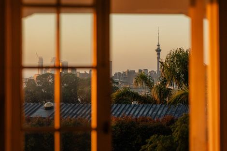 Photo of property in 52 Hinemoa Street, Birkenhead, Auckland, 0626