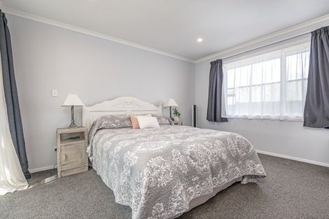 Photo of property in 96 Johnstone Drive, Fitzherbert, Palmerston North, 4410