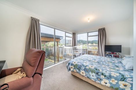 Photo of property in 90 Sunstone Crescent, Timberlea, Upper Hutt, 5018