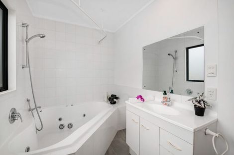 Photo of property in 2/9 Mossop Rise, Glenfield, Auckland, 0629