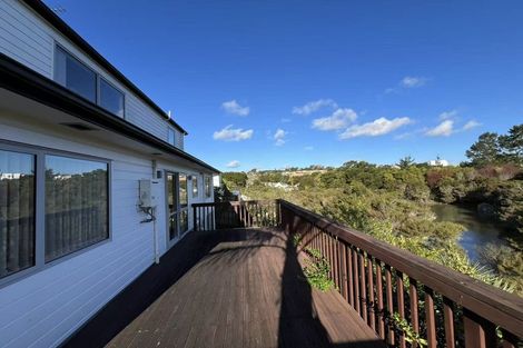 Photo of property in 16 Lakeridge Close, Northcross, Auckland, 0632