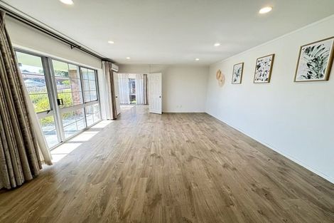 Photo of property in 24 Crescent Hills Court, Northpark, Auckland, 2013