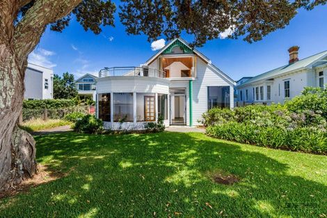 Photo of property in 30 Oxford Terrace, Coromandel, 3506