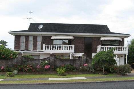 Photo of property in 2/180 Stapleford Crescent, Browns Bay, Auckland, 0630