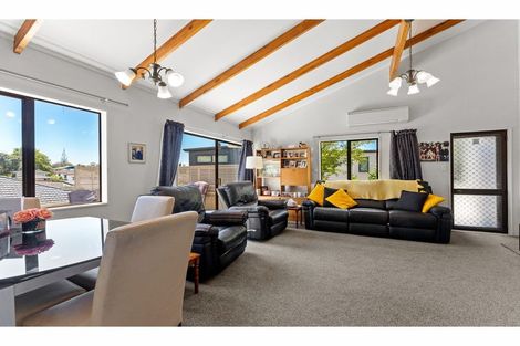 Photo of property in 2/74 Cockayne Crescent, Sunnynook, Auckland, 0620