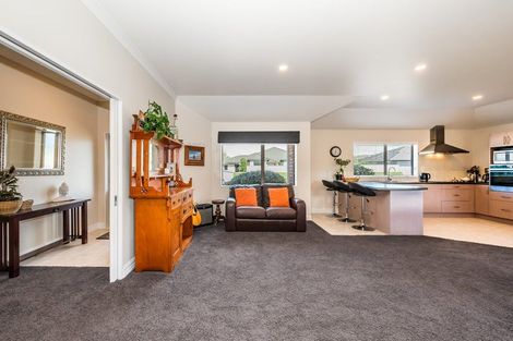 Photo of property in 5 Holcombe Drive, Paraparaumu, 5032
