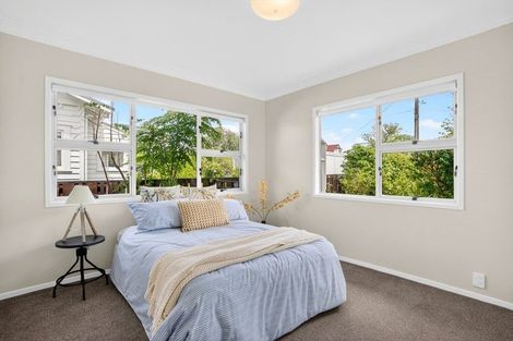 Photo of property in 15 Frieston Road, Milford, Auckland, 0620