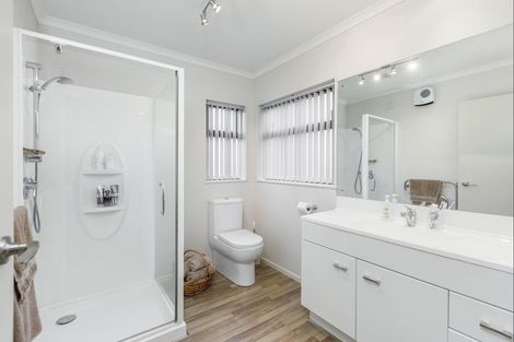 Photo of property in 28 Riverside Road, Orewa, 0931