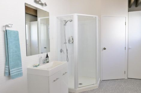 Photo of property in 38 Waterview Road, Stanley Point, Auckland, 0624