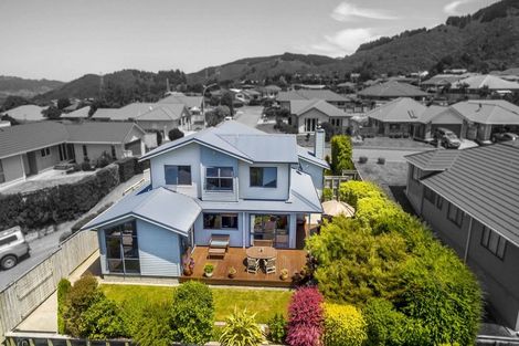 Photo of property in 27 Mcewen Crescent, Riverstone Terraces, Upper Hutt, 5018