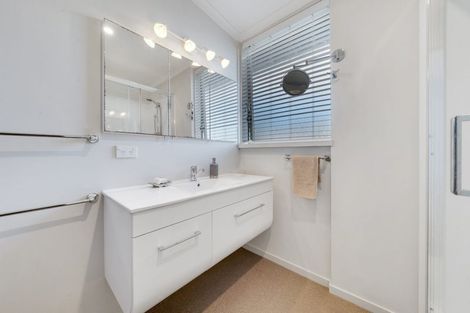 Photo of property in 2 Karaka Road, Kawakawa Bay, Papakura, 2585