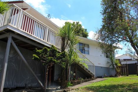 Photo of property in 11 Temuri Place, Glendene, Auckland, 0602