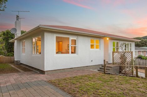 Photo of property in 35 Saint Johns Terrace, Tawa, Wellington, 5028