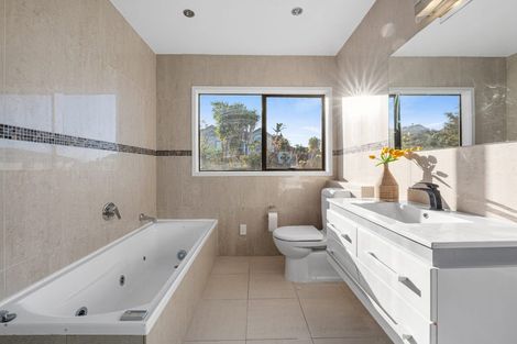 Photo of property in 29 Calypso Place, Rothesay Bay, Auckland, 0630