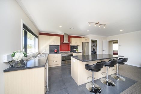 Photo of property in 12 Ron Place, Fitzherbert, Palmerston North, 4410
