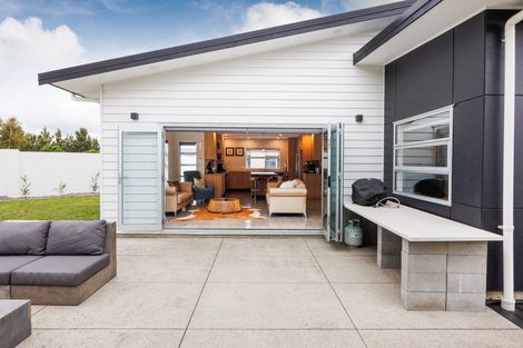 Photo of property in 2 Chestnut Close, Kelvin Grove, Palmerston North, 4414