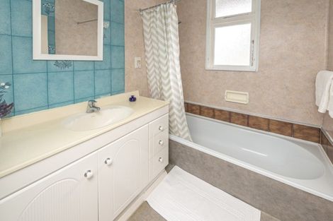 Photo of property in 1 Mahoe Place, Gonville, Whanganui, 4501